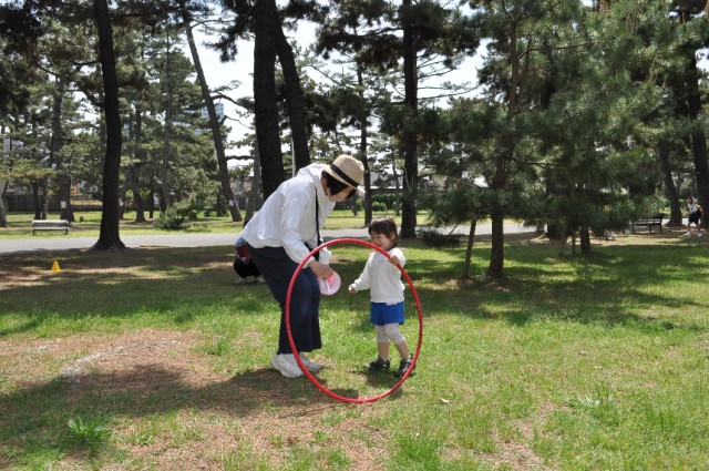 今度はお母さんがくぐります!