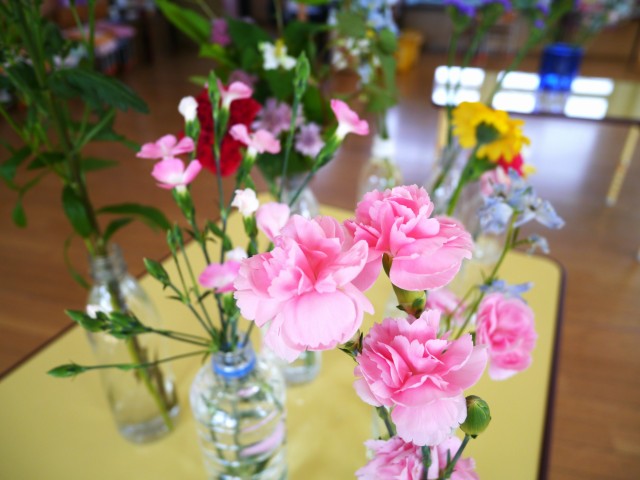 園に帰ったら、自分でお花を生けました。