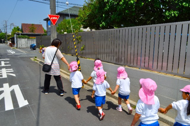 もも組は昭和聖書教会へお届けに！