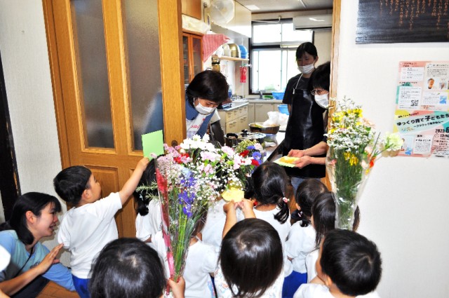 ちゅうりっぷ組はランチの先生へお届け♡