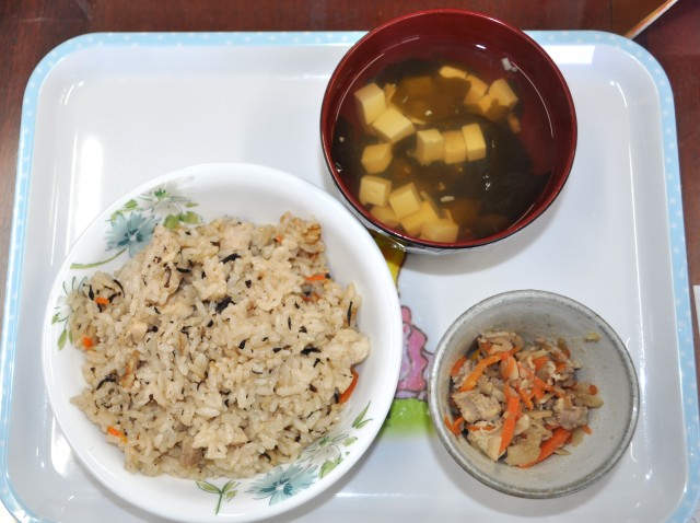 ひじきご飯・豚ぴらごぼう・吸い物