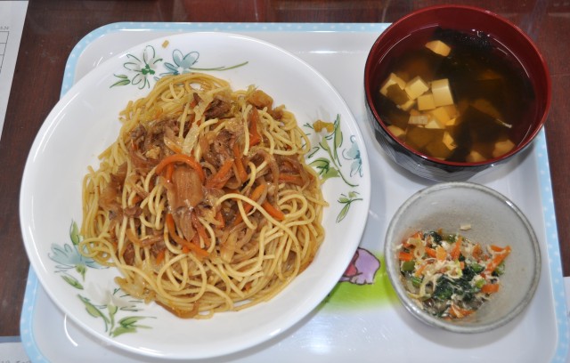 焼きそば・なんちゃってナムル・吸い物(豆腐・えのき・わかめ)