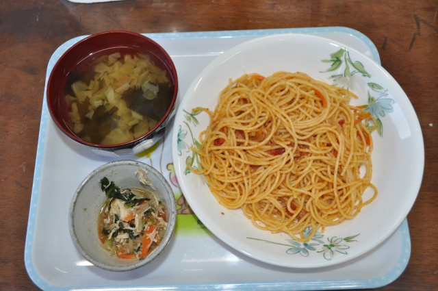 ミートスパゲティ・小松菜ナムル・吸い物(キャベツ・にんじん・わかめ)