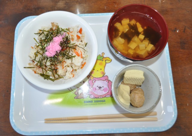 ちらし寿司・高野豆腐鳥豚ボール・豆腐とわかめの吸い物