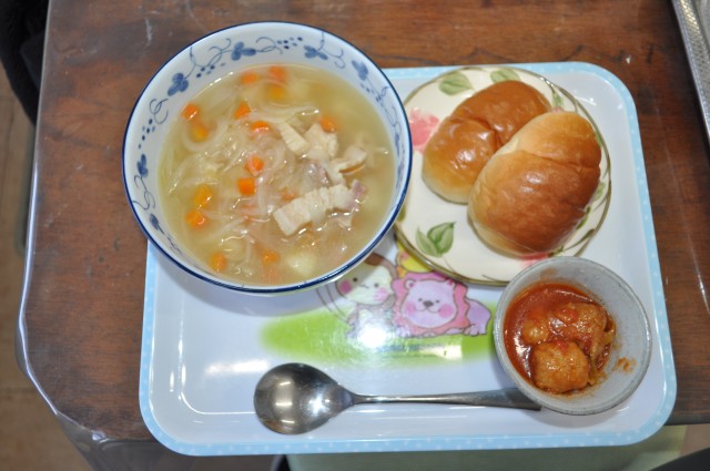 じゃがべースープ・トマトミートボール・ロールパン