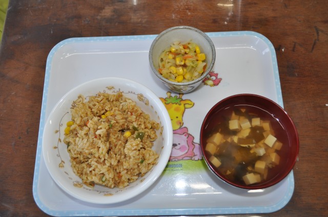 ツナの炊き込みご飯(新メニュー)・豆腐とわかめとえのきの吸い物・カラフルサラダ
