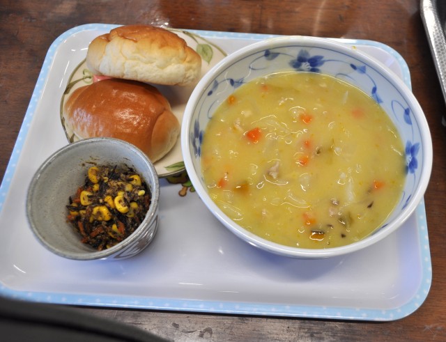 クリームスープ・ひじきの炒め物・ロールパン