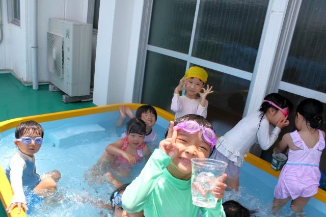 プール遊び