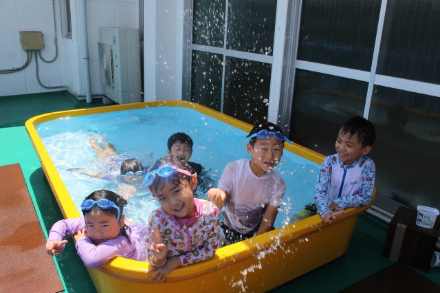 プール遊び