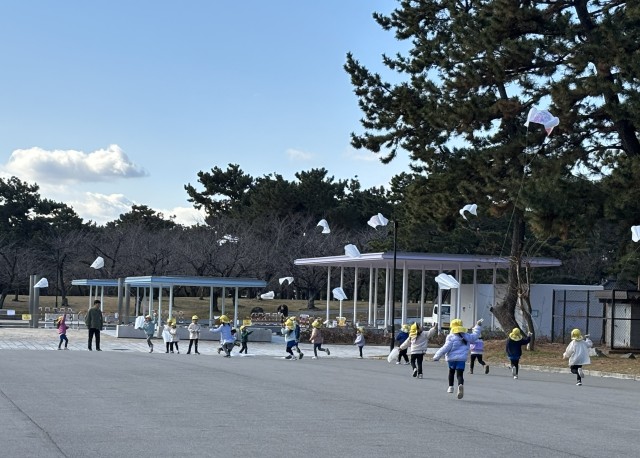 たんぽぽ組のみんなで凧あげをしました