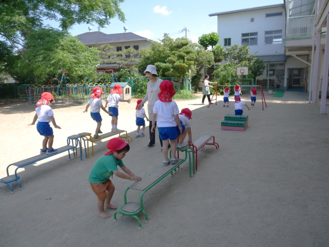 園庭でサーキット遊び！