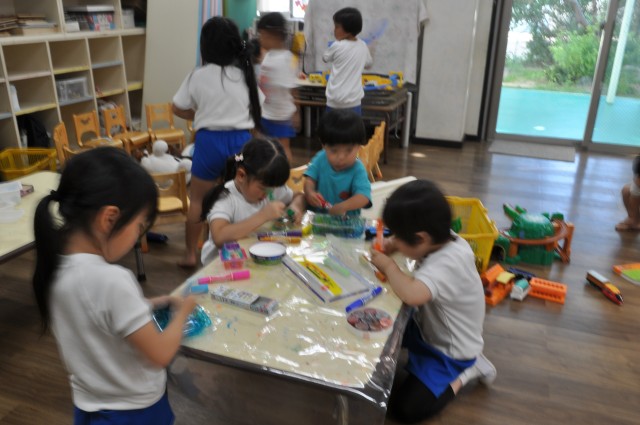 みんなで廃材製作に夢中