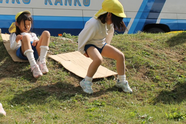 ダンボールで坂滑り！