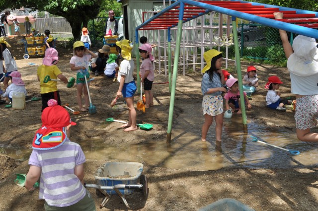 どろんこ遊び始まりました