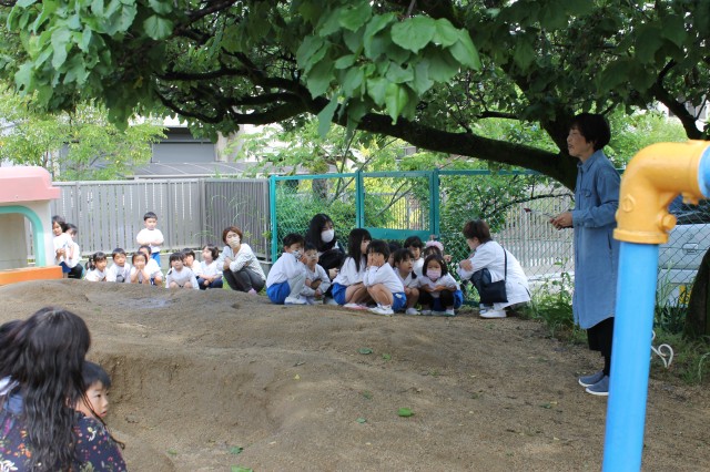 園庭の隅に避難