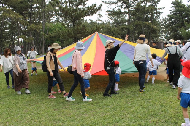 年少組は、親子でパラバルーンを楽しみました♡