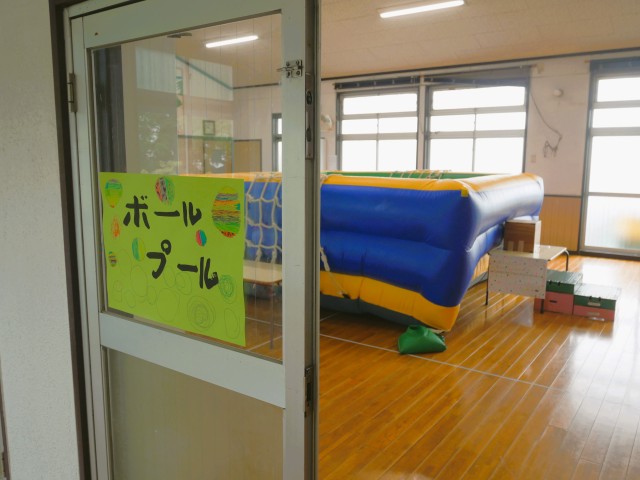 大きなトランポリンと