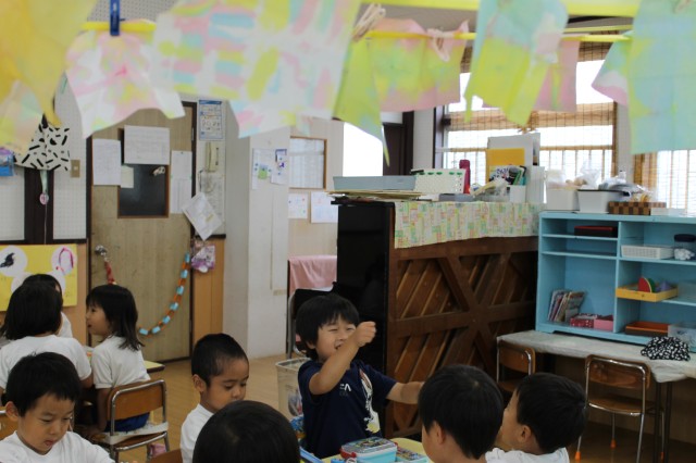 染め紙の下でお弁当！