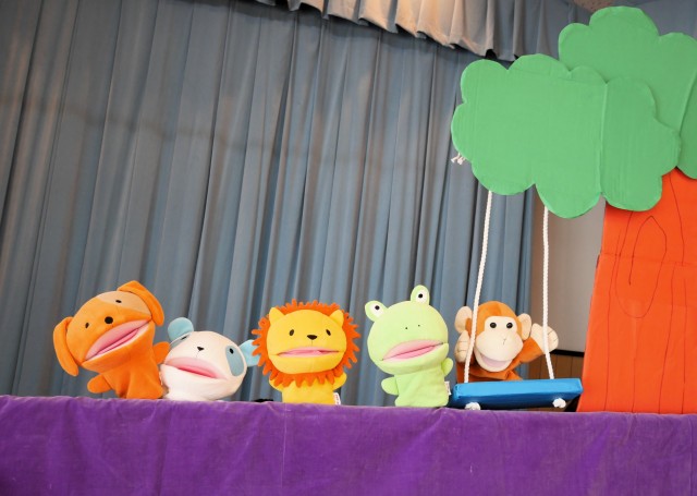 先生たちから人形劇のプレゼント