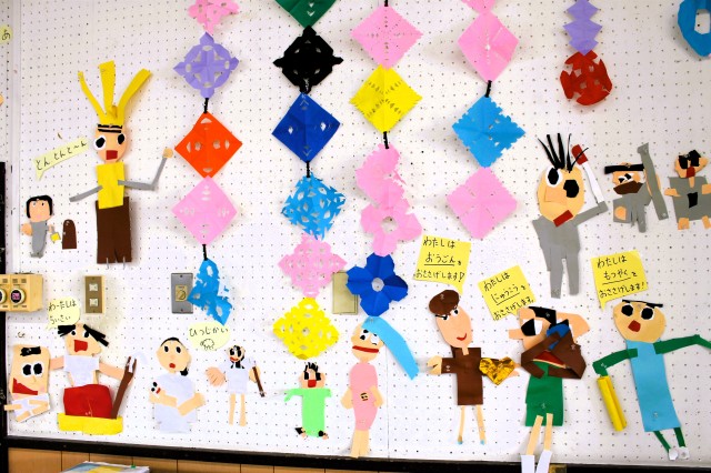 降誕劇を画用紙で切って貼って