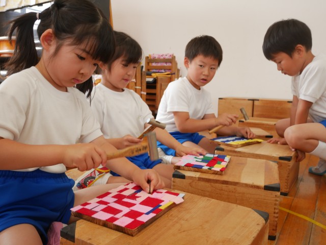 トンカチで釘を打って・・