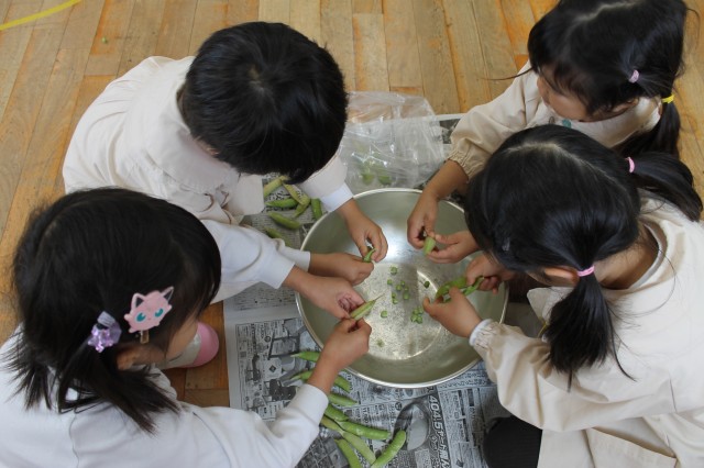 みんなで皮むき。