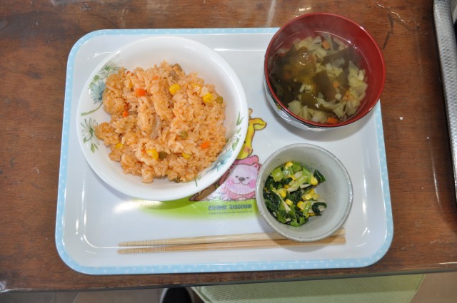 ケチャップライス・菜っちゃん炒め・きゃべつとにんじんとわかめの吸い物