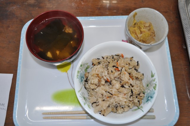 ひじきご飯・豆腐とえのきとわかめの吸い物・ゴマゴマ白菜