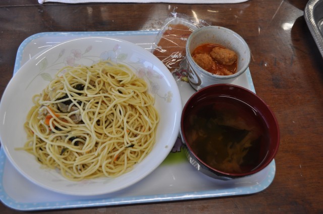 和風スパゲティ・キャベツとミートボールのトマト味・わかめと豆腐の吸い物