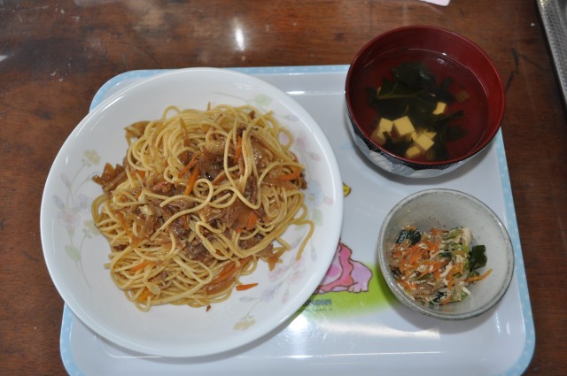 焼きそば・吸い物(ほうれん草、豆腐）・小松菜の炒め物