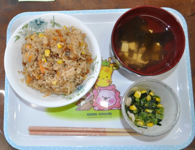 ツナの炊き込みご飯・豆腐の吸い物・なっちゃん炒め