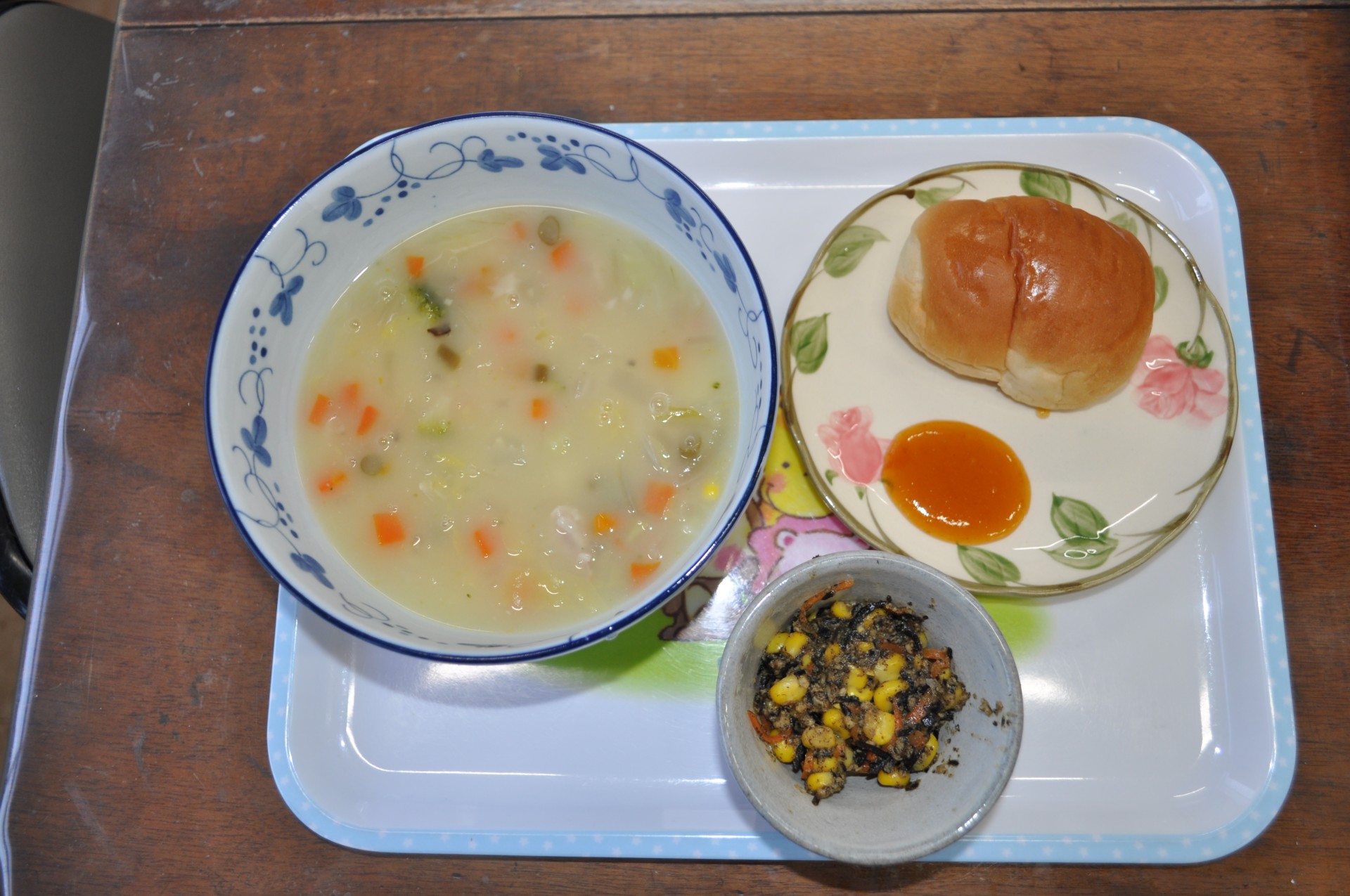 クリームスープ・ひじきのカレー炒め・パン(手作り杏ジャム)