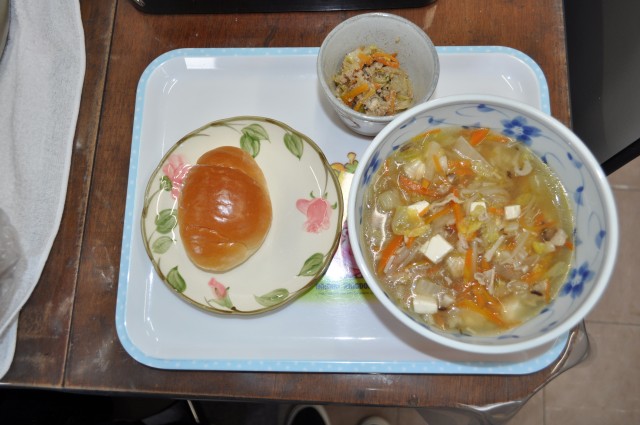 中華スープ・パン・豚そぼろ炒め・ご飯