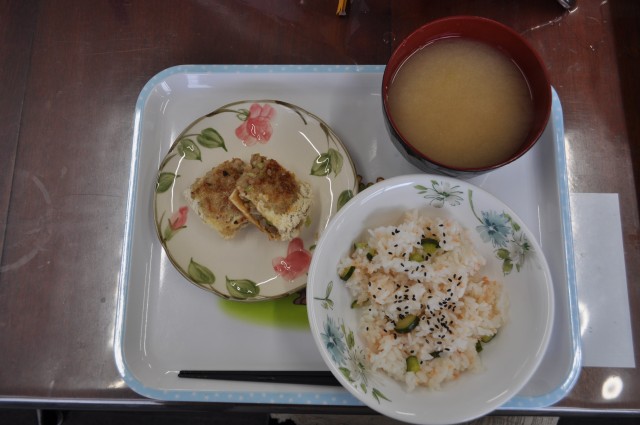 鮭ご飯・みそ汁(白菜・えのき・人参)・なんちゃってメンチカツ