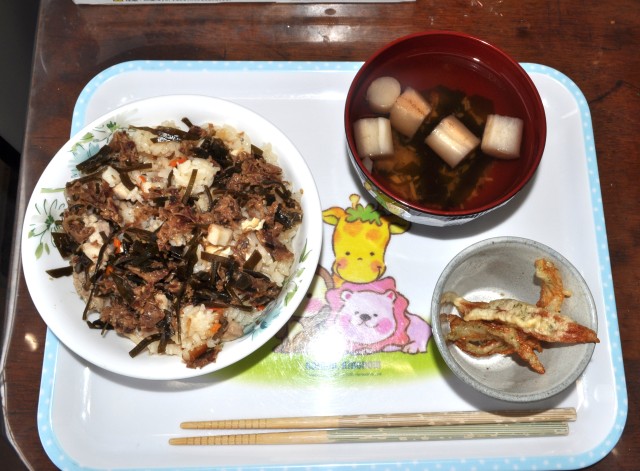 炊き込みご飯（手作りふりかけ）・吸い物（おふとエノキとわかめ）・ちくわの磯辺焼き