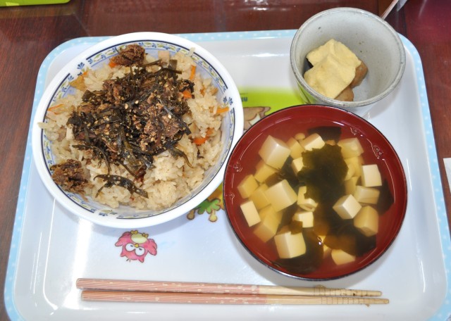 炊き込みご飯(手作りふりかけ)・高野ミートボール・わかめと豆腐とえのきの吸い物