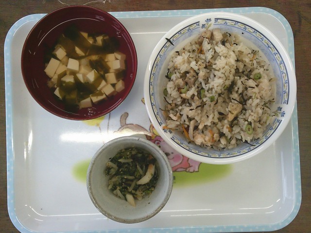 ひじきご飯・吸い物・ほうれん草ともやしのごま和え