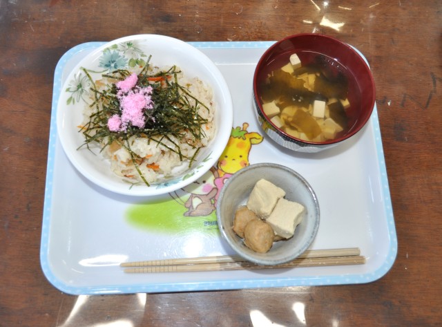 ちらし寿司・高野ミートボール・豆腐とわかめとえのきの吸い物