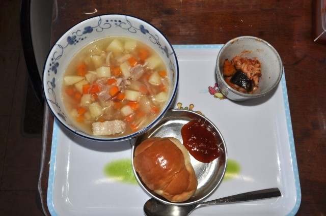 じゃがべースープ・クルクルパスタと夏野菜のトマト味(新メニュー)・パン(手作り杏ジャム)