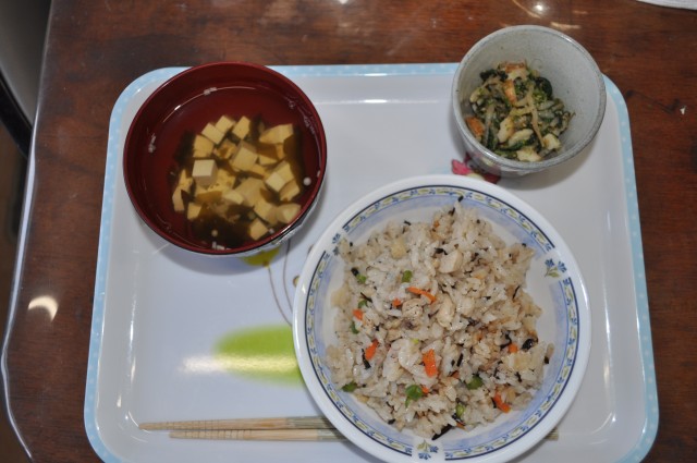 ひじきご飯・ほうれん草ともやしの胡麻和え(新メニュー)・吸い物