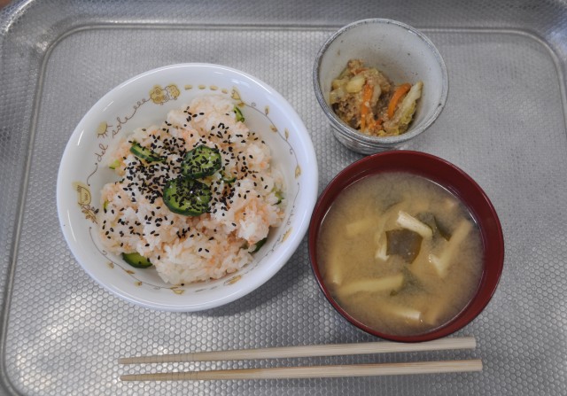 鮭ご飯・もやしと揚げとわかめの味噌汁・白菜と豚そぼろの炒め煮