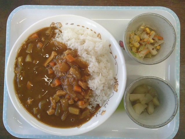 カレー・カラフルサラダ・りんごのコンポート(新メニュー)