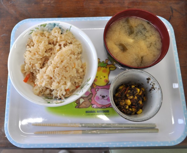 ごぼうベーコンご飯・もやしと揚げのみそ汁・ひじきのチキンカレー炒め