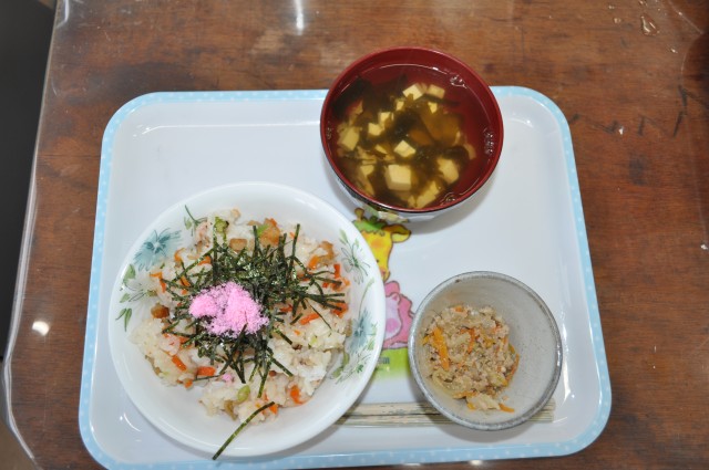 ちらし寿司・豆腐とえのきとわかめの吸い物・白菜豚そぼろ