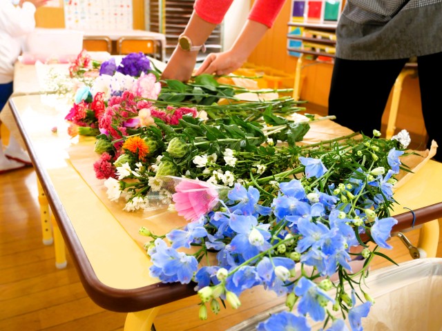 先生がお花屋さんになって大きな花束を作ります！